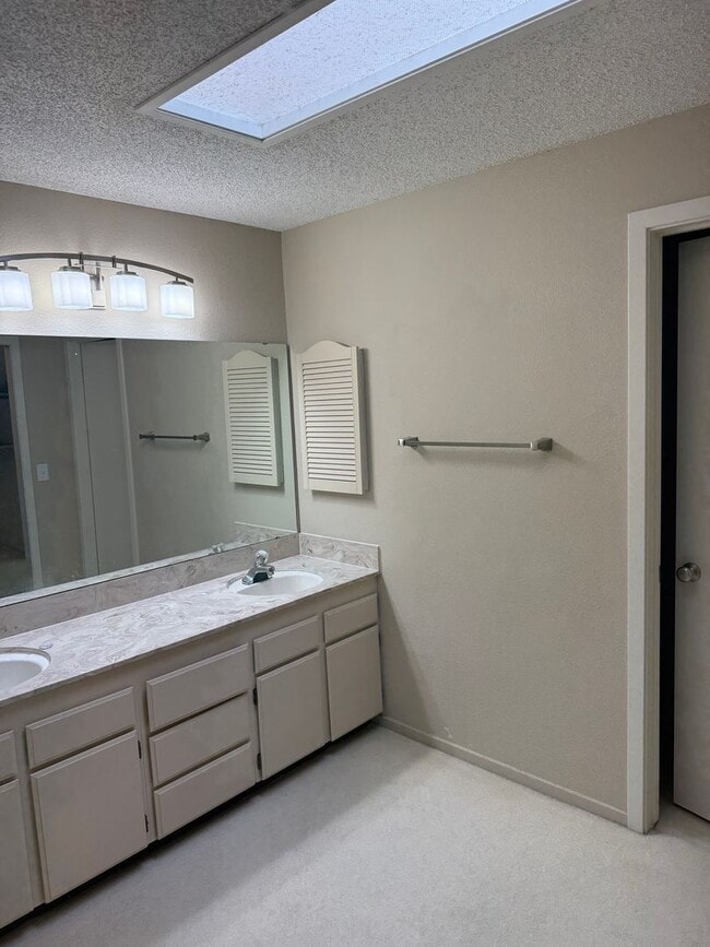 Building Photo - 3BED/3BATH Townhome in Wood Creek Communit...