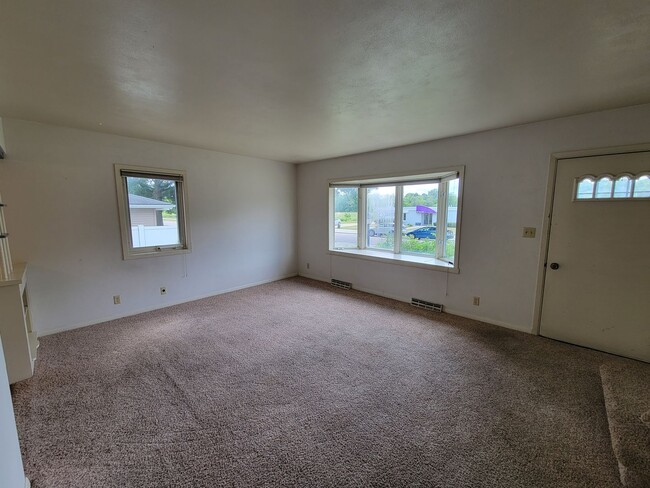 Building Photo - 4 bedroom 2 bath near campus!