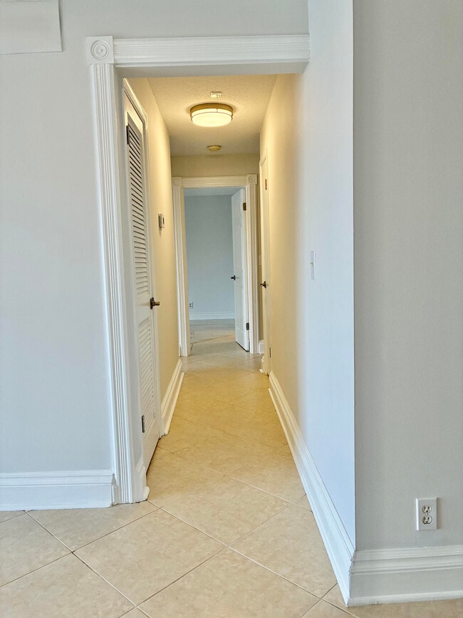 Building Photo - 6299 Bay Club Dr