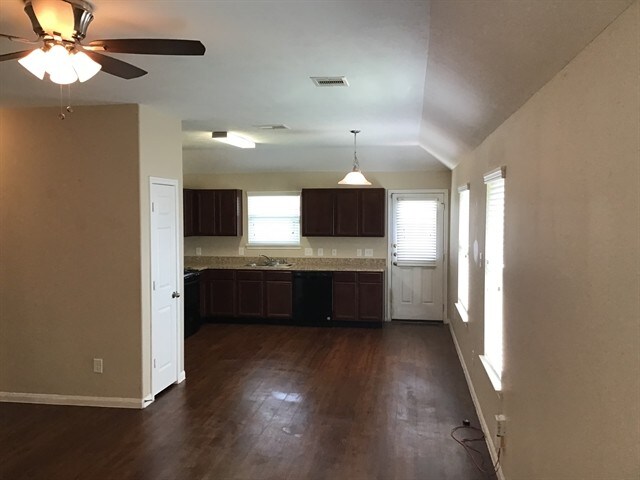 Building Photo - 8727 Doskocil Dr