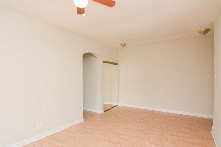 Building Photo - 4854 N Damen Ave