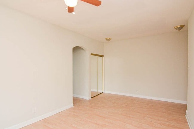 Building Photo - 4856 N Damen Ave