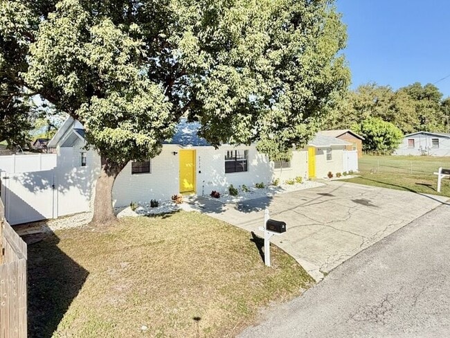 Building Photo - 5212 Peach Ave