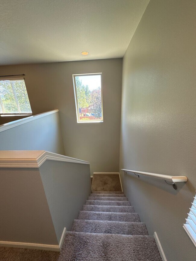 Building Photo - Beautiful 3 bedroom with bonus loft area i...