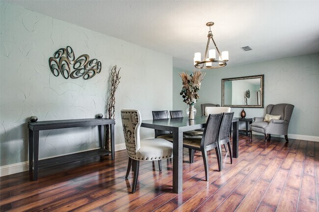 Building Photo - 2906 Sharpview Ln