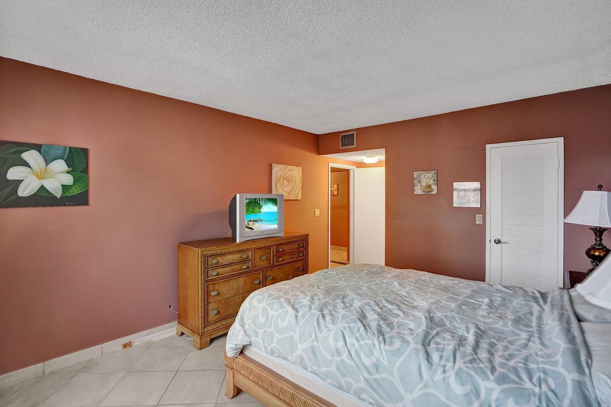 Building Photo - 3725 S Ocean Dr