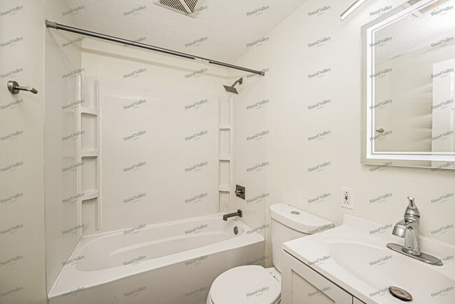 Building Photo - 9965 Crestwood Dr