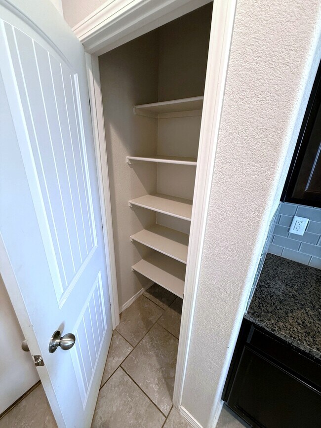 Building Photo - 8936 Mission Ridge Dr