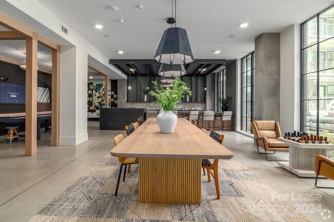 Building Photo - 536 W Tremont Ave