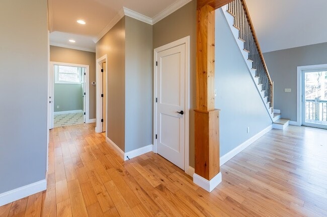 Building Photo - 211 Spicewood Dr