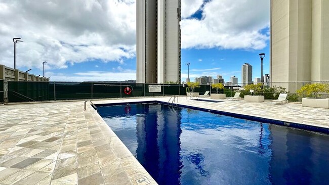 Building Photo - 2499 Kapiolani Blvd