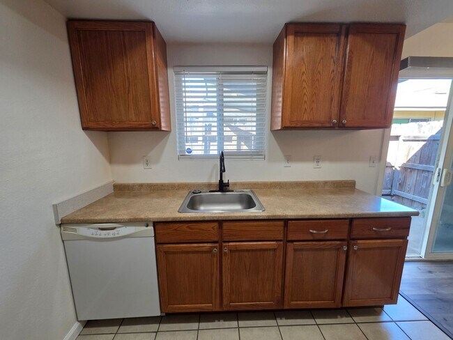 Building Photo - Gareth Ln - Triplex