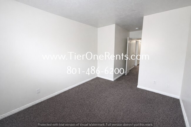 Building Photo - ** Limited Time Offer ** $500 OFF your first month's RENT!