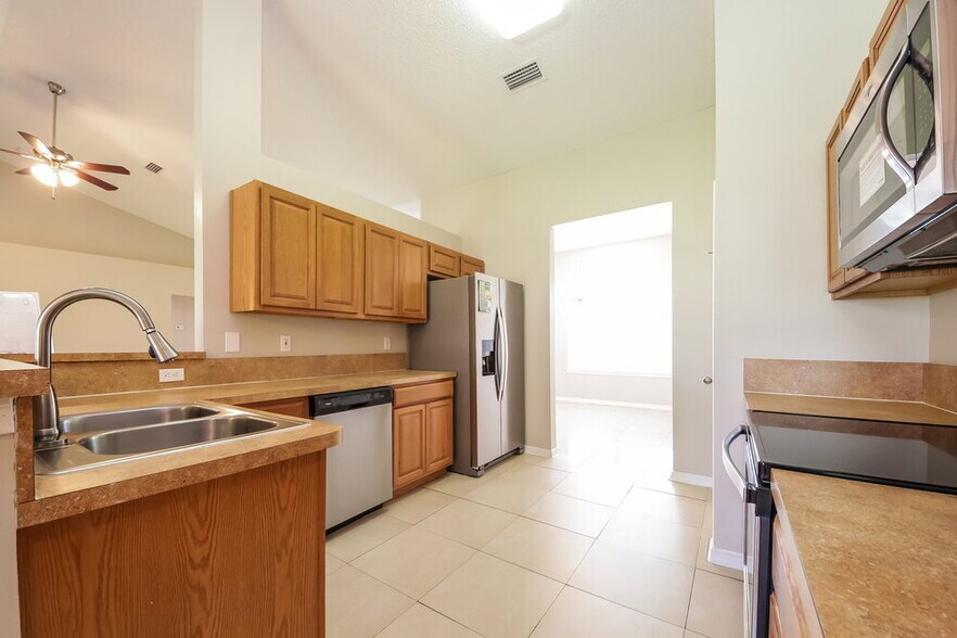 Building Photo - 3209 Silverado Cir