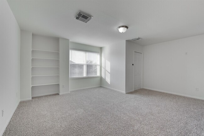 Building Photo - 2410 Lakecrest Town Dr