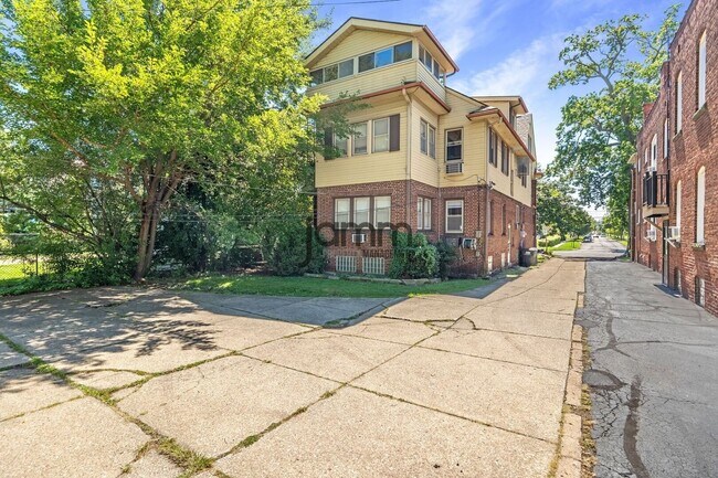 Building Photo - 14724 Clifton Blvd