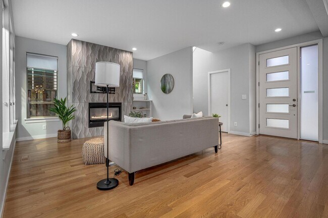 Building Photo - Modern Elegance! Eastmoreland Stunner! Pre...