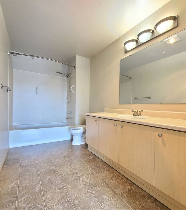 Building Photo - Everett Condo at Nautica Soundview 2 bed/2...