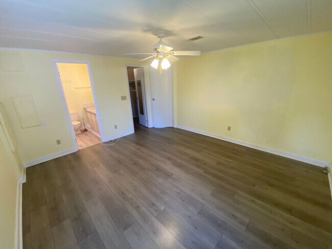 Building Photo - Beautiful 2 + 2, ANNUAL Lease In Orange Bl...