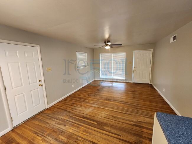 Building Photo - Wonderful 3BR/1.5BA Just a few blocks away...