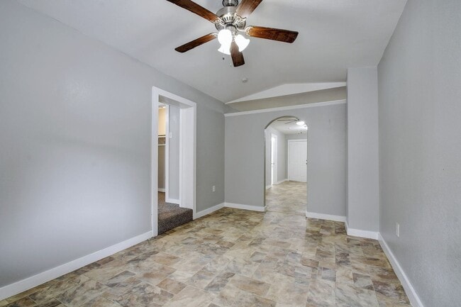 Building Photo - 1-BEDROOM WITH DEN IN AVENIDA GUADALUPE