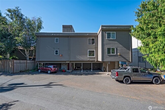 Building Photo - 4226 Beach Dr SW