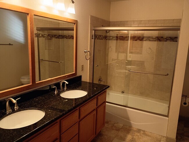 Building Photo - AVAILABLE NOW! excellent Fair Oaks Location 3 Bedroom Home!