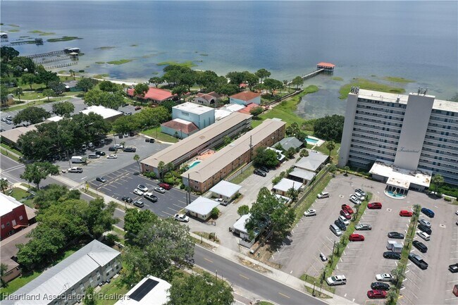 Primary Photo - 2121 Lakeview Dr