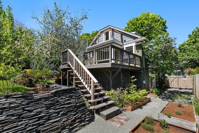 Building Photo - Charming AIR CONDITIONED Leschi Craftsman