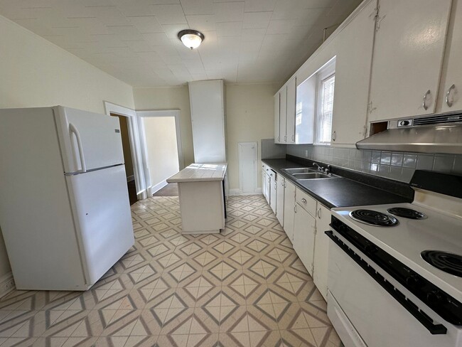 Building Photo - Great location off Country Club Road in th...