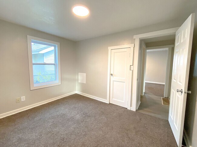 Building Photo - Charming 2-bedroom, 1 bath