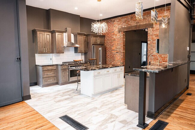 Building Photo - 275 S Limestone