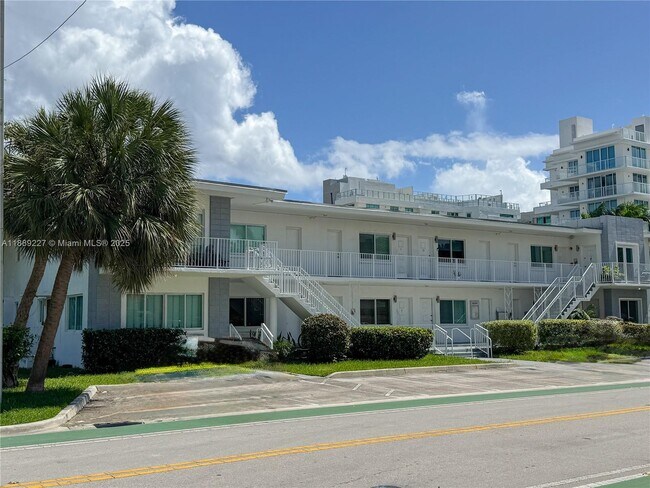 Building Photo - 10101 W Bay Harbor Dr