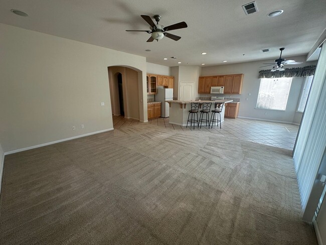 Building Photo - 2 Bed 2 Bath Plus Den In Summerset Orchard...