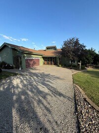 Building Photo - Rent: $2300; 3 Bed