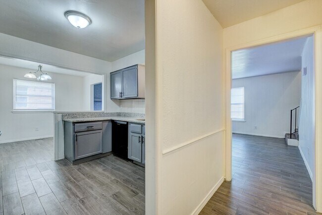 Building Photo - 3 bedroom 2.5 bath - NW Highway and Rockwell
