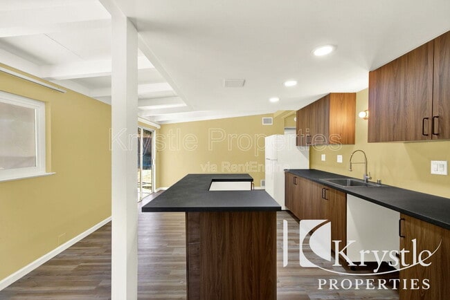 Building Photo - 1114 Coronel Ave