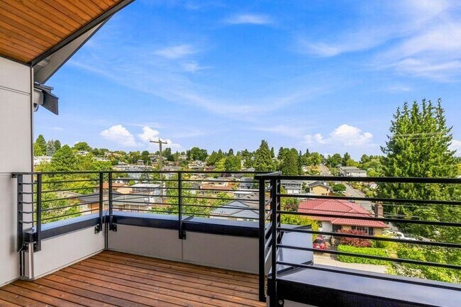 Building Photo - ULTRA-MODERN Air Conditioned Townhome in Beacon Hill (1st Month Free)