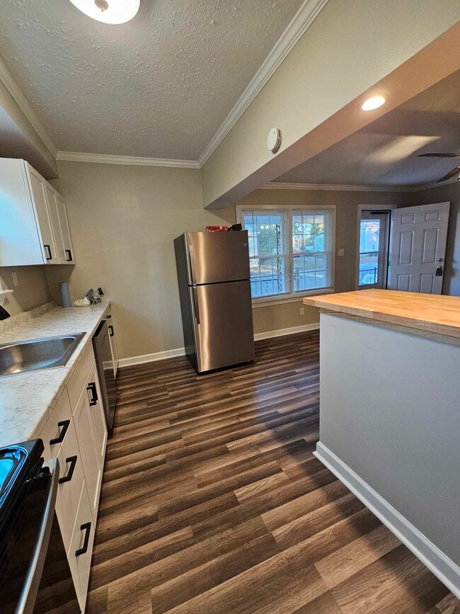 Building Photo - 203 S Fieldcrest Rd