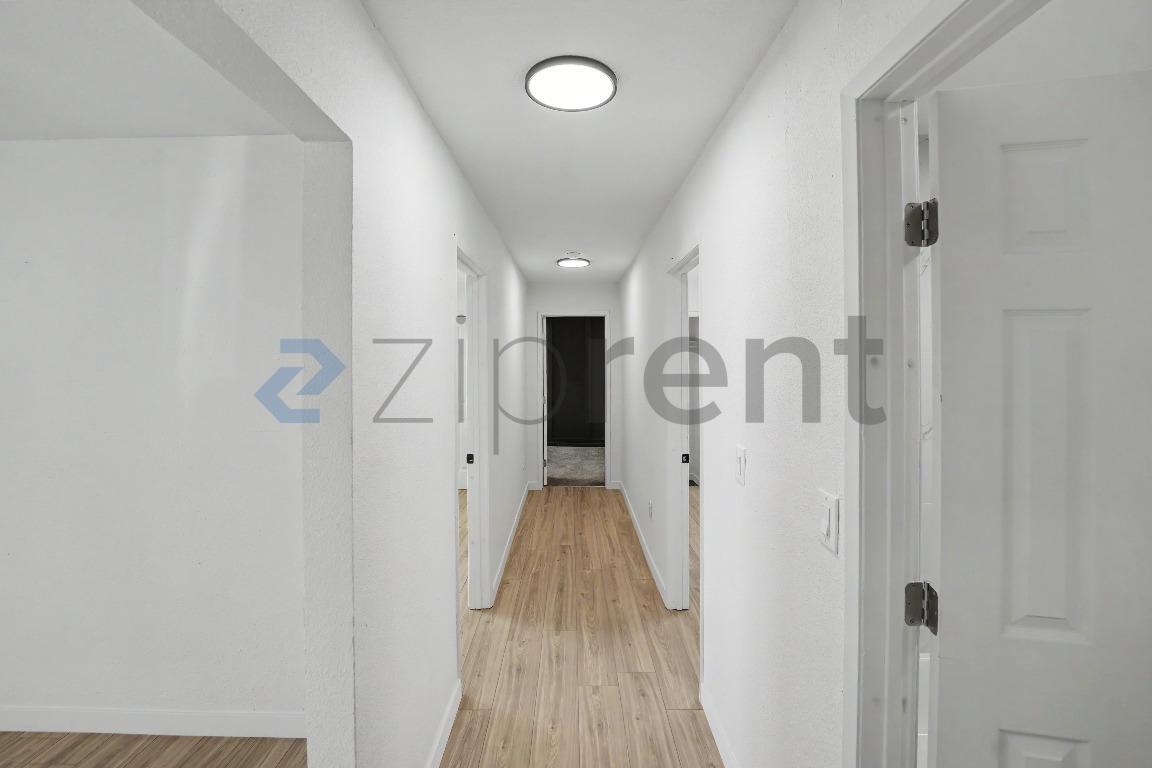 Building Photo - Unit