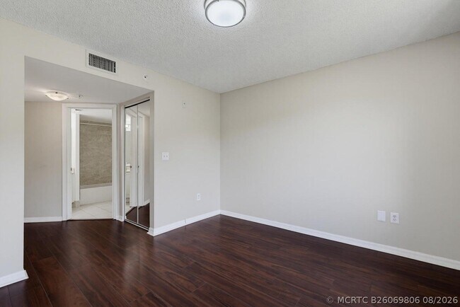 Building Photo - 400 Crestwood Ct N