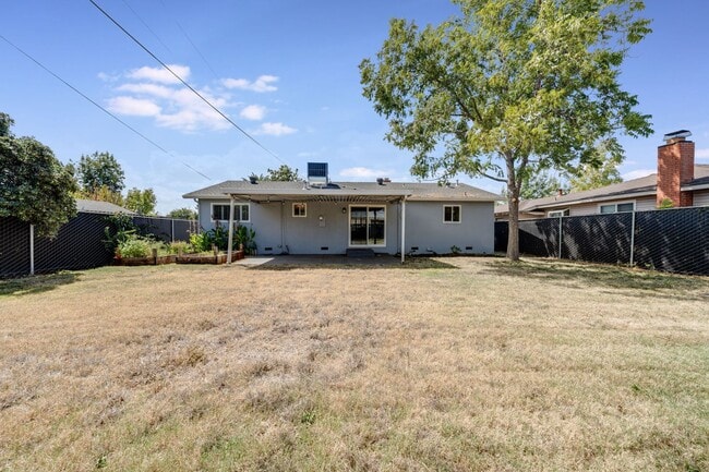 Building Photo - Updated 3-Bedroom Home! Modern Kitchen, Co...