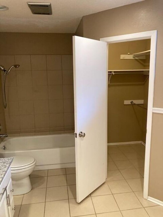 Building Photo - Spacious open concept ranch - pets allowed