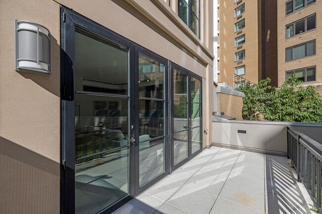Building Photo - Logan Circle Condo | 1 Bed | 1 Bath | 885 Sf | Large Private Patio | 1 Garage Parking Space