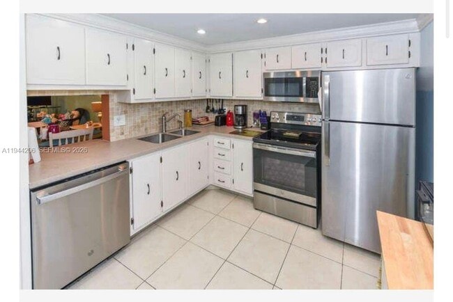 Building Photo - 2615 NE 3rd Ct