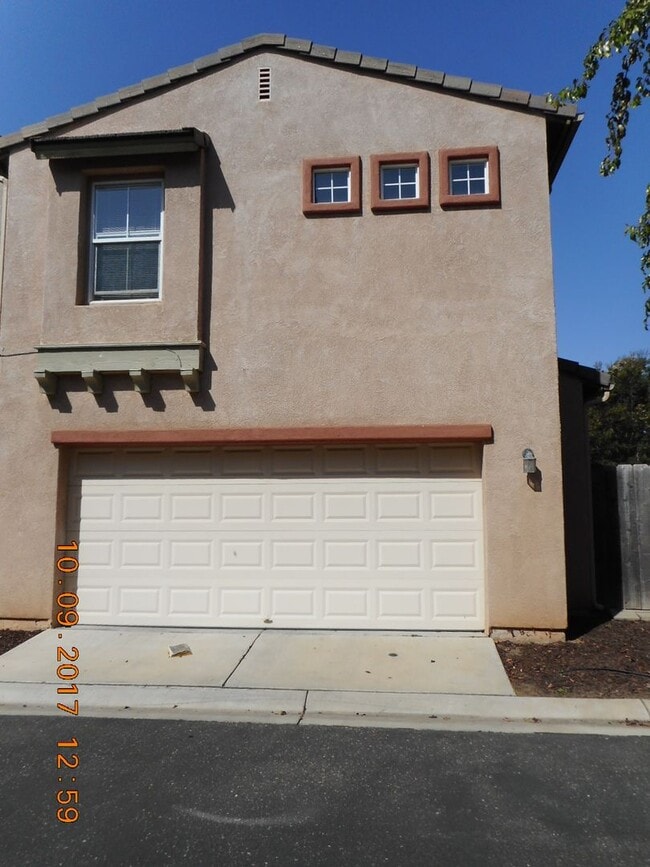 Building Photo - Autumn Glenn Large Two Story Home Near Sho...