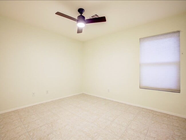 Building Photo - 3 Bedroom 2 Bathroom