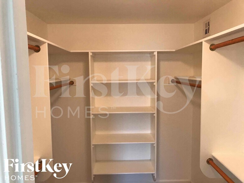 Building Photo - 4149 W Shangri La Rd