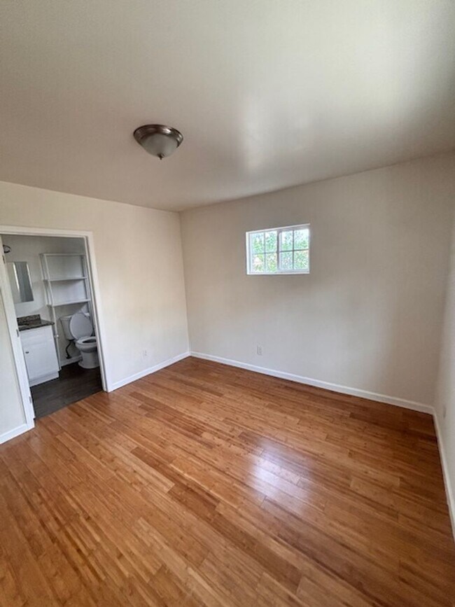 Building Photo - 1828-1828 Montrose St