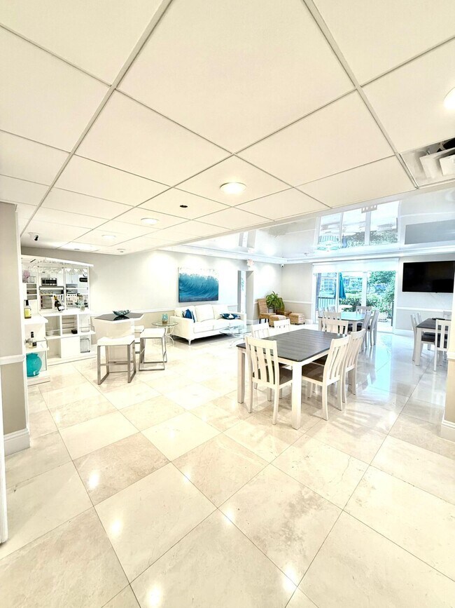 Building Photo - 1150 Hillsboro Mile